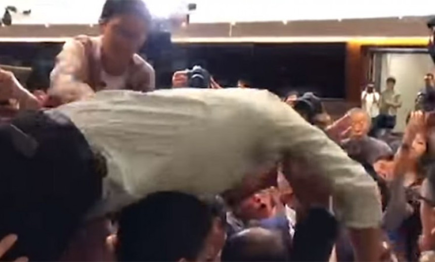 Хонг Конг: Туча у парламенту