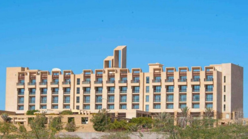 Оружани напад на луксузни хотел