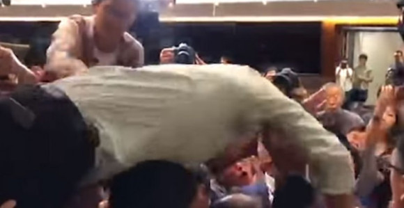 Хонг Конг: Туча у парламенту