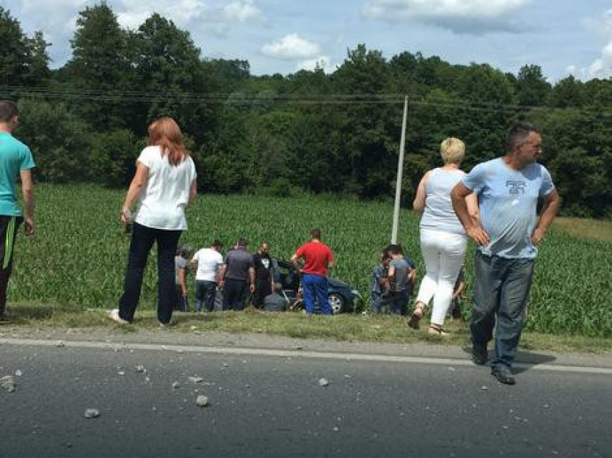 Banjaluka: Udarili u stub, pa sletjeli u njivu