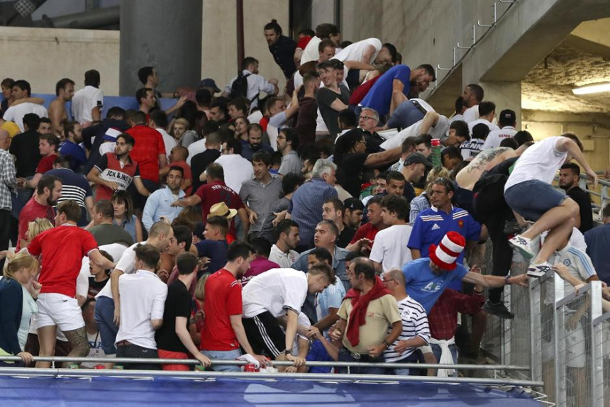 Video: Rusi jurili Engleze odmah nakon meča po tribinama Velodroma, tukli ih i otimali zastave!