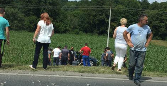Banjaluka: Udarili u stub, pa sletjeli u njivu