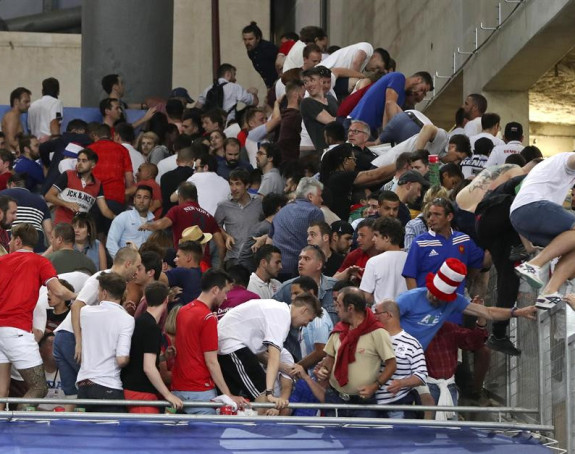 Video: Rusi jurili Engleze odmah nakon meča po tribinama Velodroma, tukli ih i otimali zastave!