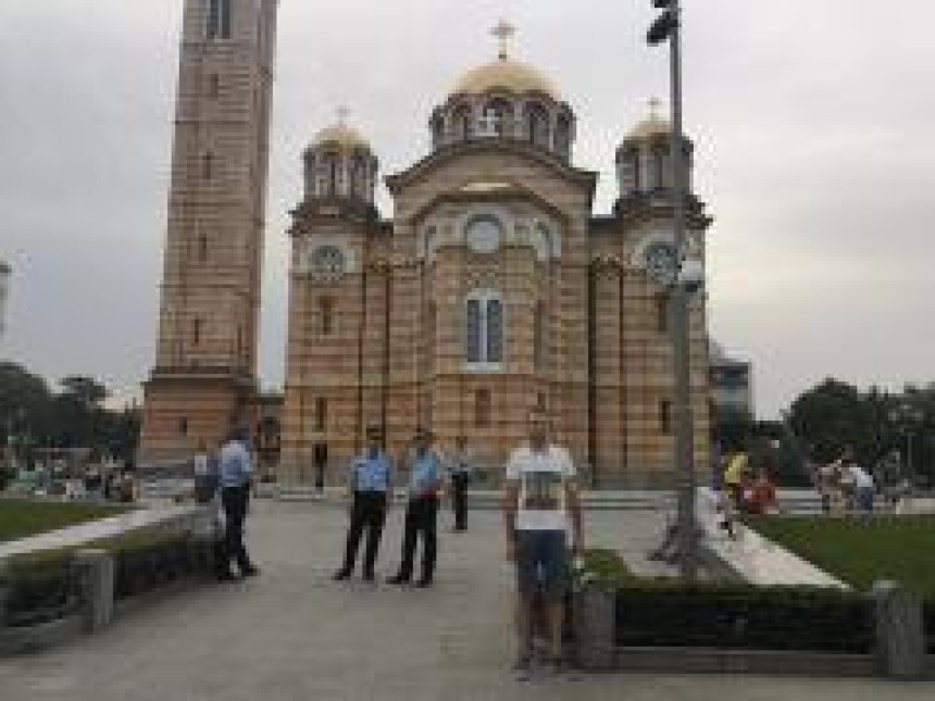 И вечерас код цркве полиција 