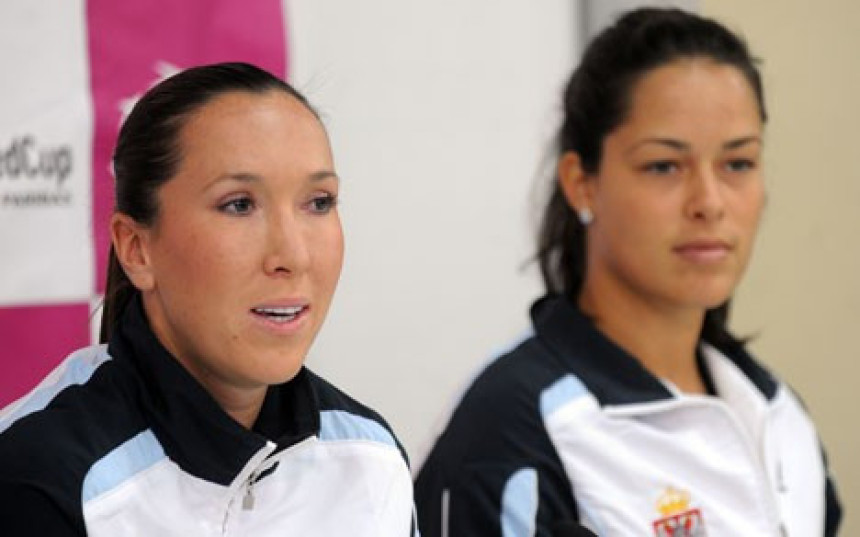 WTA: Ana miruje, JJ pada!