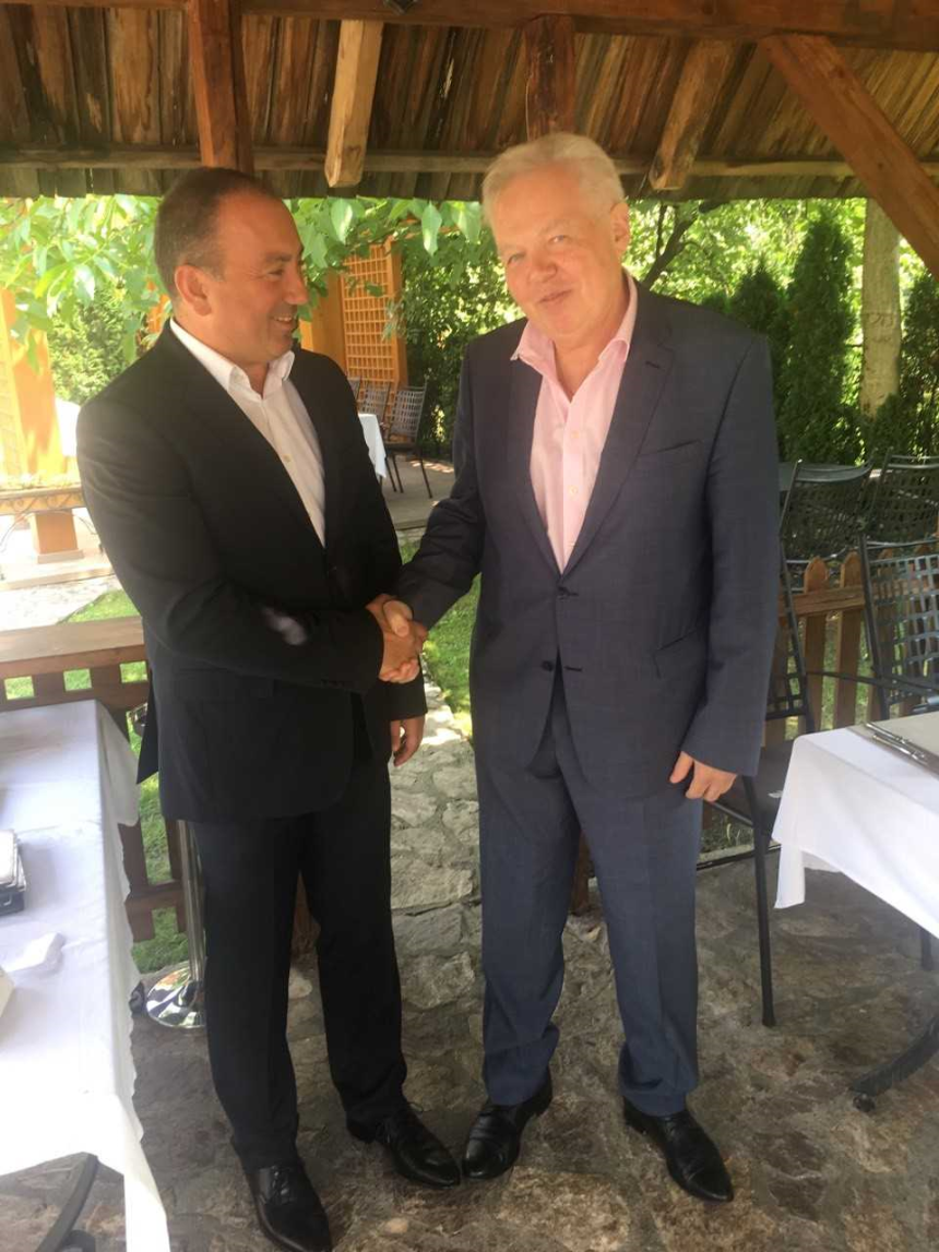 Crnadak na ručku sa Ivancovim