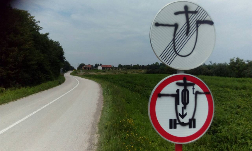 Ustaški znak na putu kod Brčkog 