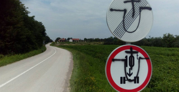 Ustaški znak na putu kod Brčkog 