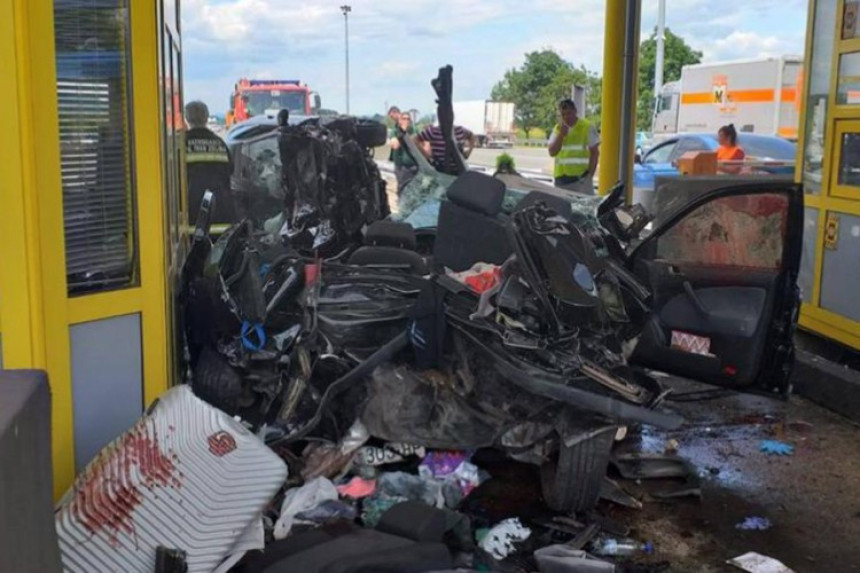 Udario u auto, pa u naplatnu kućicu 