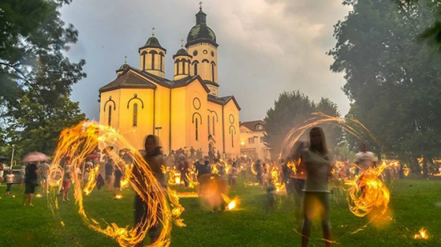 Лиле свијетле уочи Петровдана