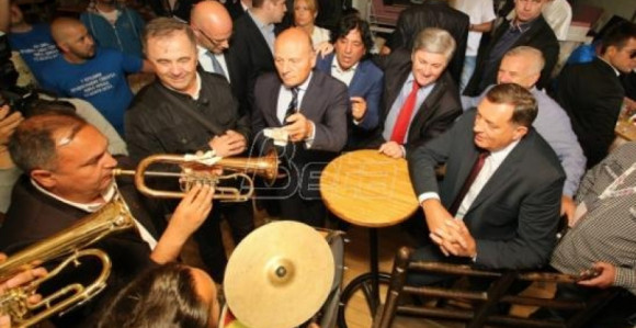 Dodik i veselo društvo na Saboru u Guči