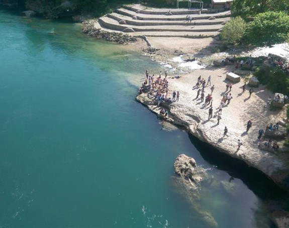 Mostar: Mladić skočio i nestao u Neretvi