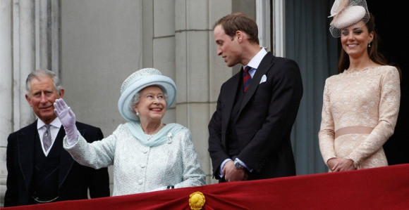 Kraljica rekla svoje: Kralj je...