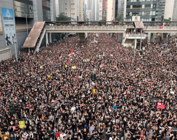 Protest: Hiljade ljudi na ulicama Hong Konga 