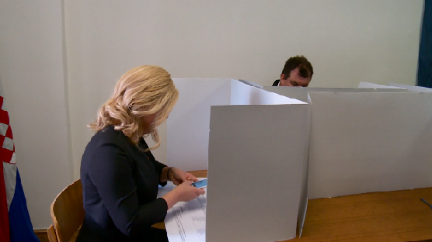 Китаровићева са телефоном на гласање