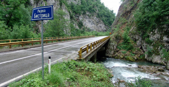 Poginula djevojka, petero povrijeđeno