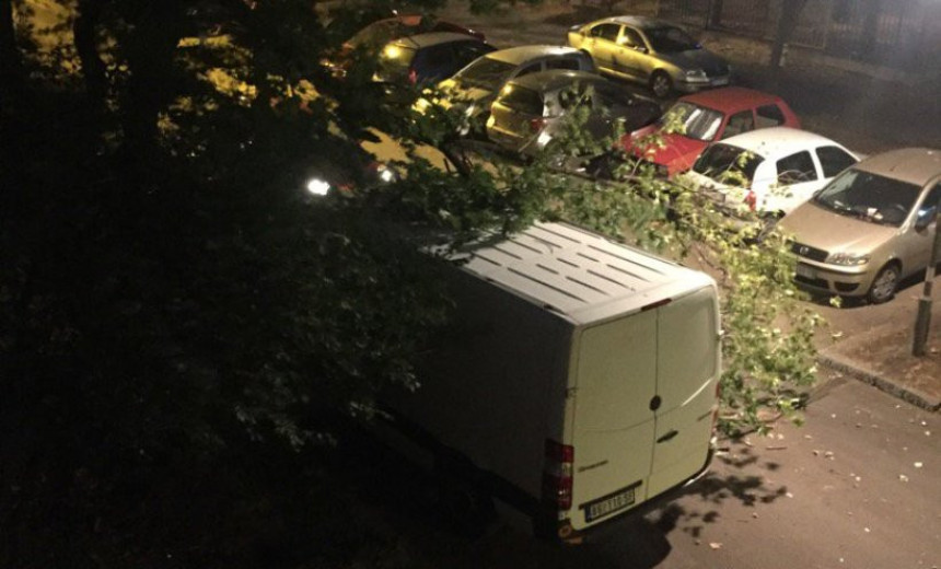 Vjetar prevrnuo prikolicu s mosta