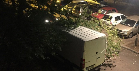 Vjetar prevrnuo prikolicu s mosta