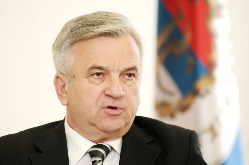 U DNS-u vri kao u košnici