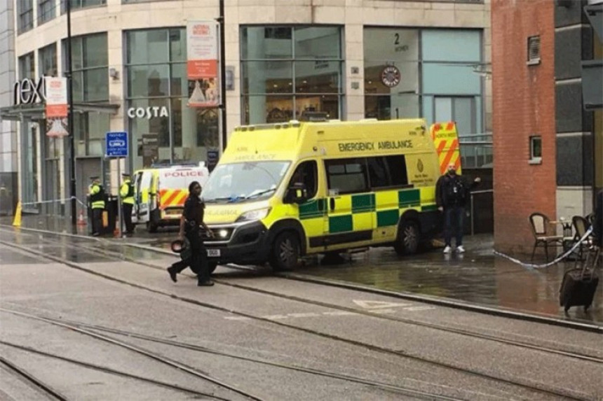 Napad nožem u tržnom centru, ranjeno 5 osoba