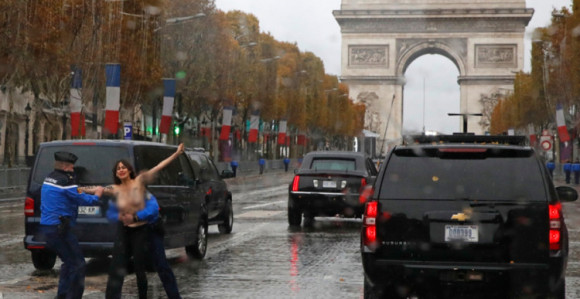 Polugola istrčala pred Trampa