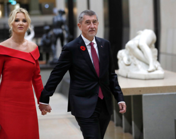Млађа супруга привлачила пажњу