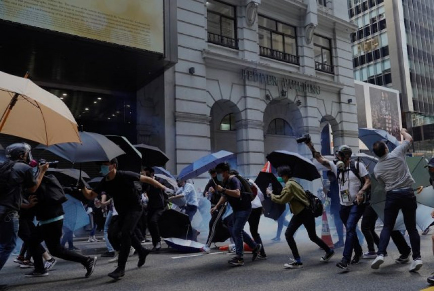 Policajac upucao demonstranta u Hongkongu