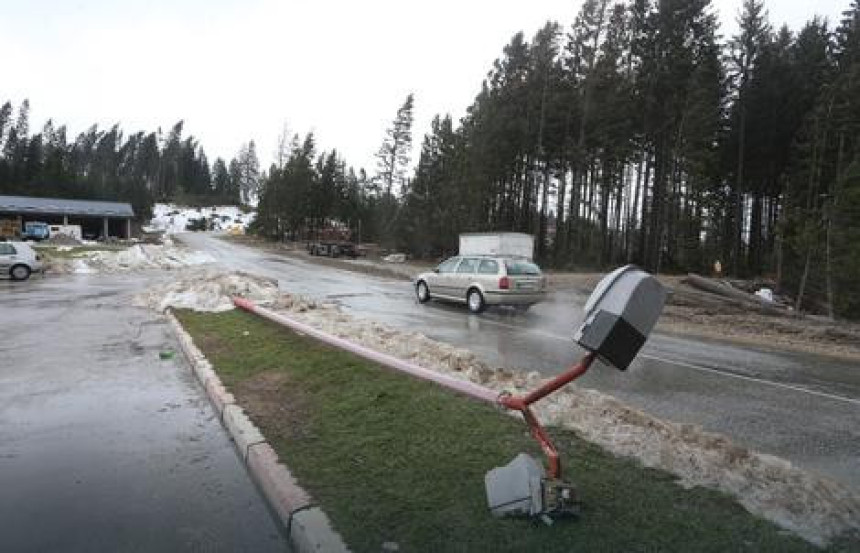 Vjetar rušio sve pred sobom
