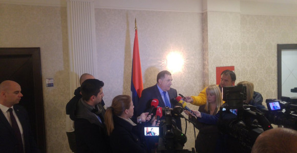 Dodik bježi od priče o zastavi
