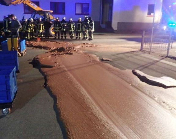 Topla čokolada se izlila na ulicu 