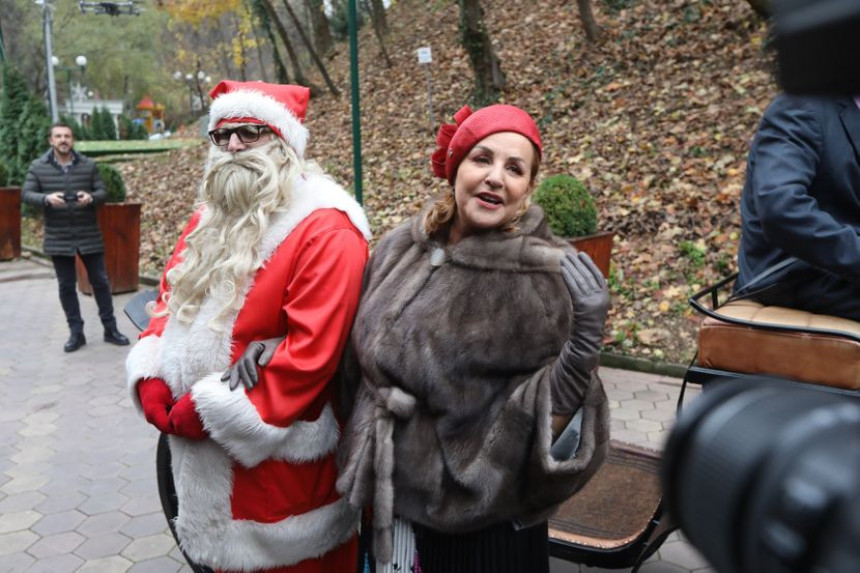 Ana Bekuta se provozala kočijom u pratnji Deda Mraza!