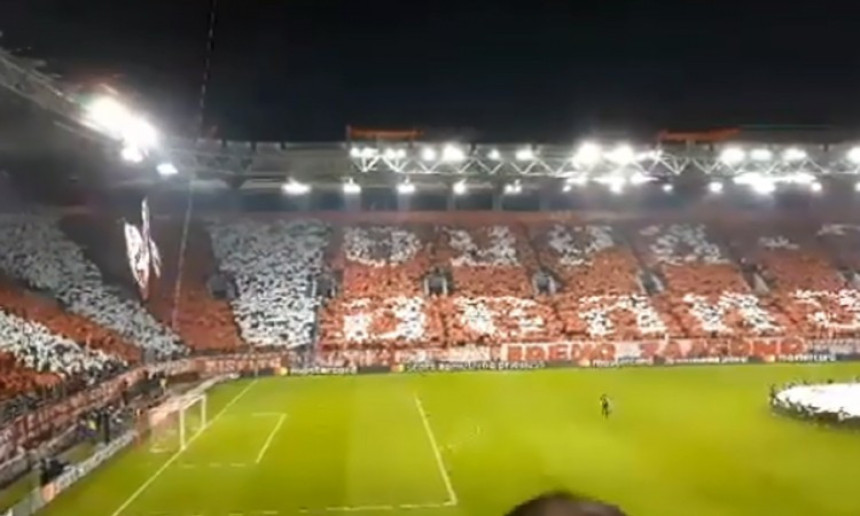 Spektakularna koreografija, čitav stadion u crvenoj i bijeloj boji