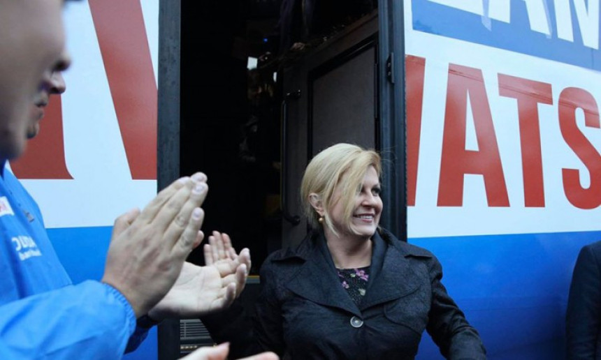 Kolindin autobus udario u auto pa produžio dalje