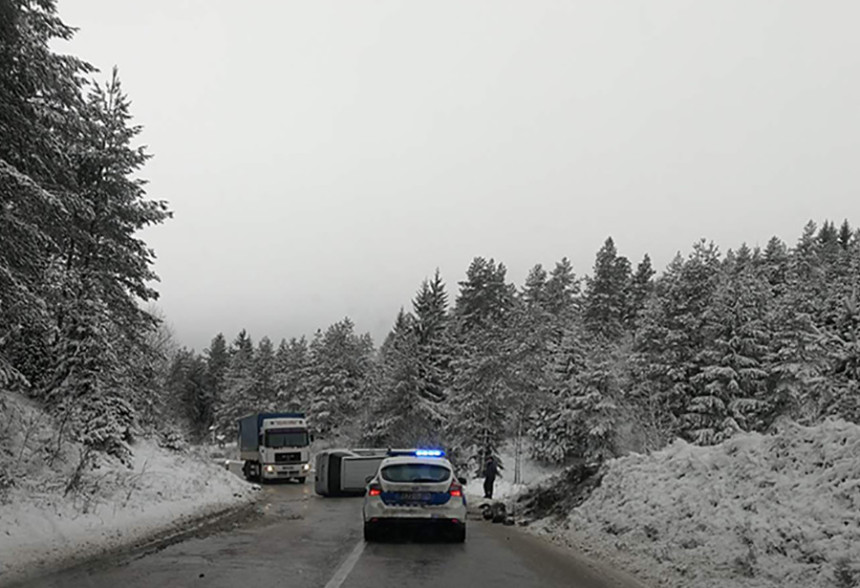 Prevrnuo se automobil kod Sokoca