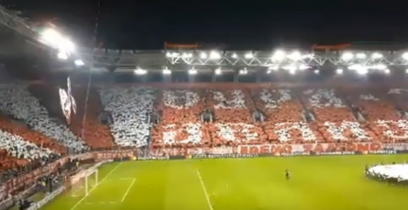 Spektakularna koreografija, čitav stadion u crvenoj i bijeloj boji