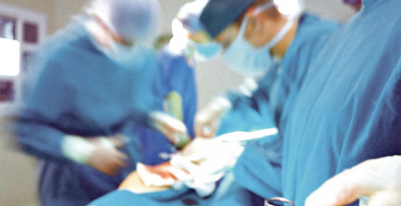 ŠOK: Iz zadnjice izvadili flašu od pola litra 