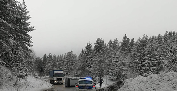 Prevrnuo se automobil kod Sokoca