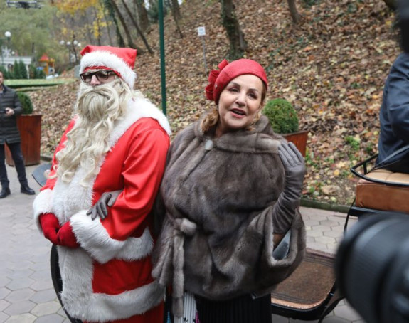 Ана Бекута се провозала кочијом у пратњи Деда Мраза!
