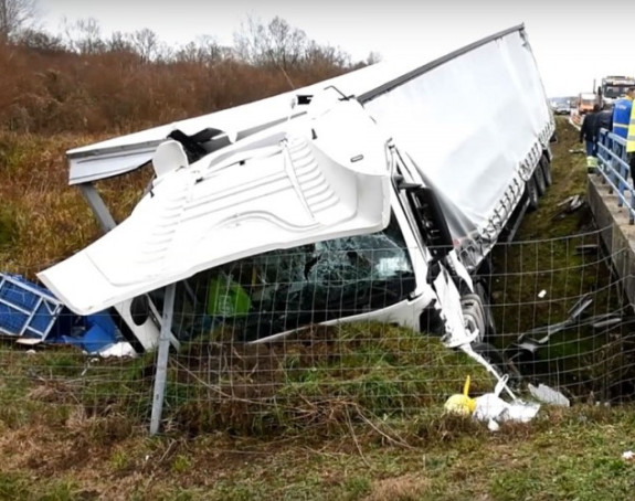 Hrvatska: Kamion iz BiH sletio sa auto-puta