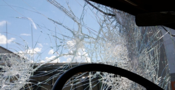 Kamenovan autobus sa srpskim đacima