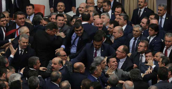 Tuča poslanika u turskom parlamentu