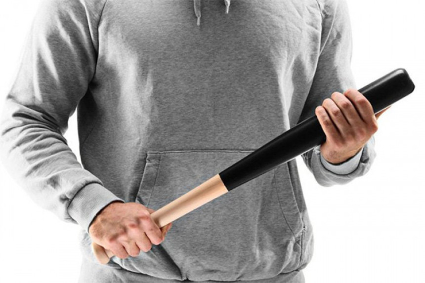 Mladića istukli bejzbol palicom