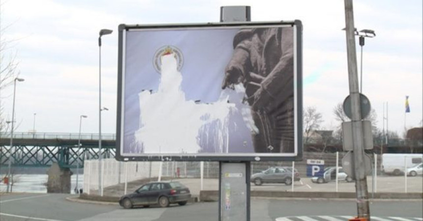 Вандали оштетили билборде у Брчком