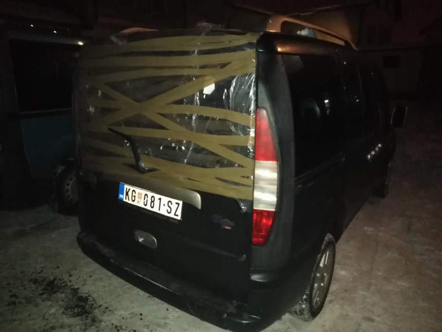 Muzičarima polupali vozilo