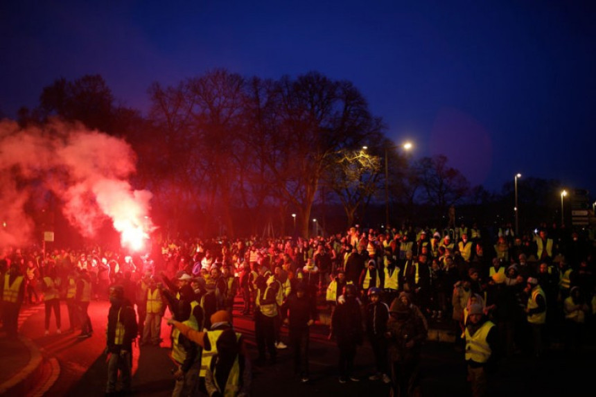 Pariz: Suzavac na demonstrante