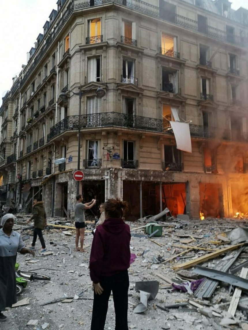 Јака експлозија у Паризу