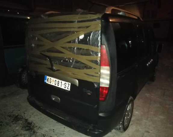 Muzičarima polupali vozilo