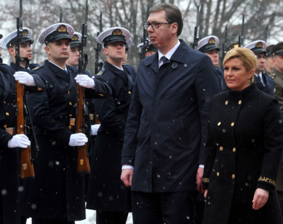 Na rukavu kaputa poruka za Vučića