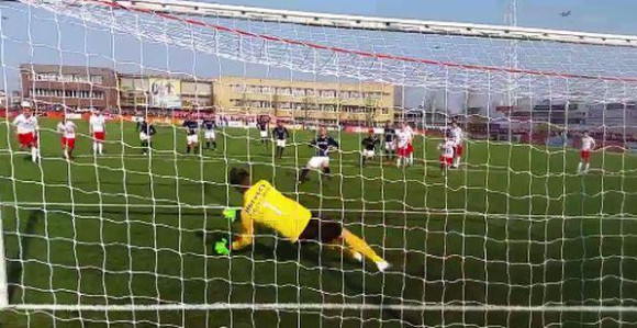 Penzioner – Van der Sar odbranio penal!