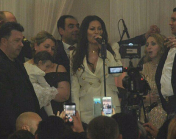 Za Cecu zlatna ruža od čak 5.000 evra